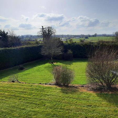 4 Bedroom, 15 Min To Limerick City Quiet Retreat. Exterior photo