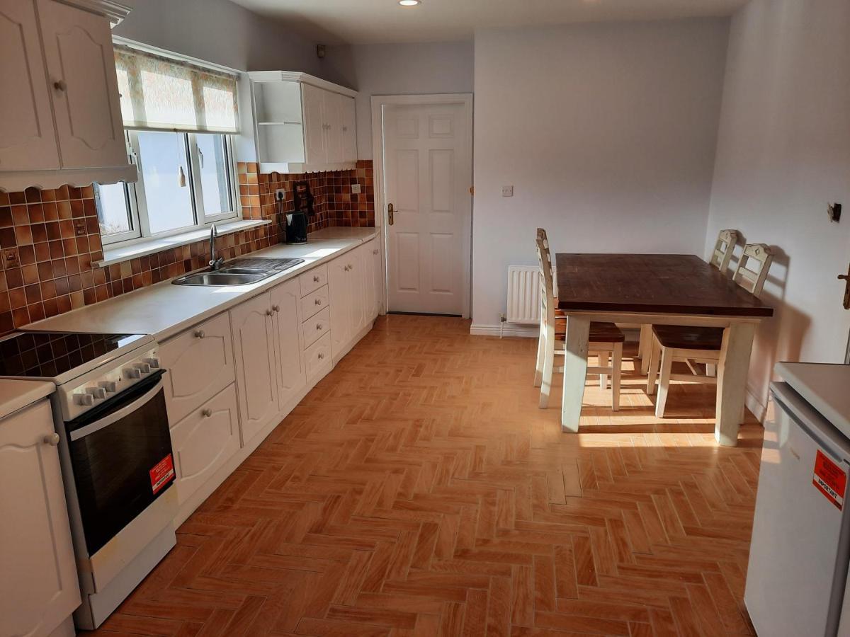 4 Bedroom, 15 Min To Limerick City Quiet Retreat. Exterior photo